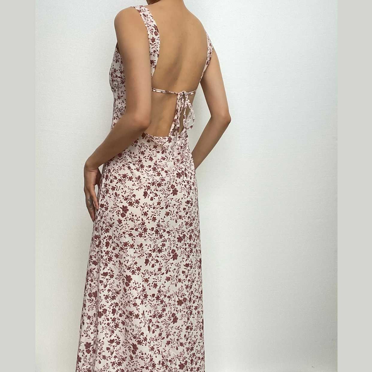 Vestido midi irregular con espalda descubierta y abertura con estampado floral en contraste 