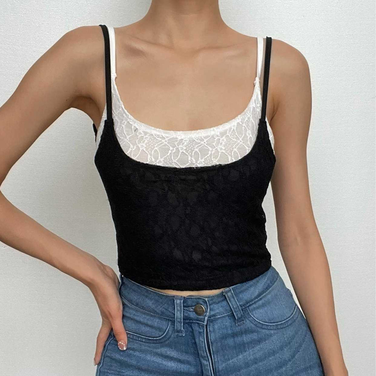 Rückenfreies, ärmelloses Crop-Top mit Spitzen-Patchwork und Kontrast - Schlussverkauf 