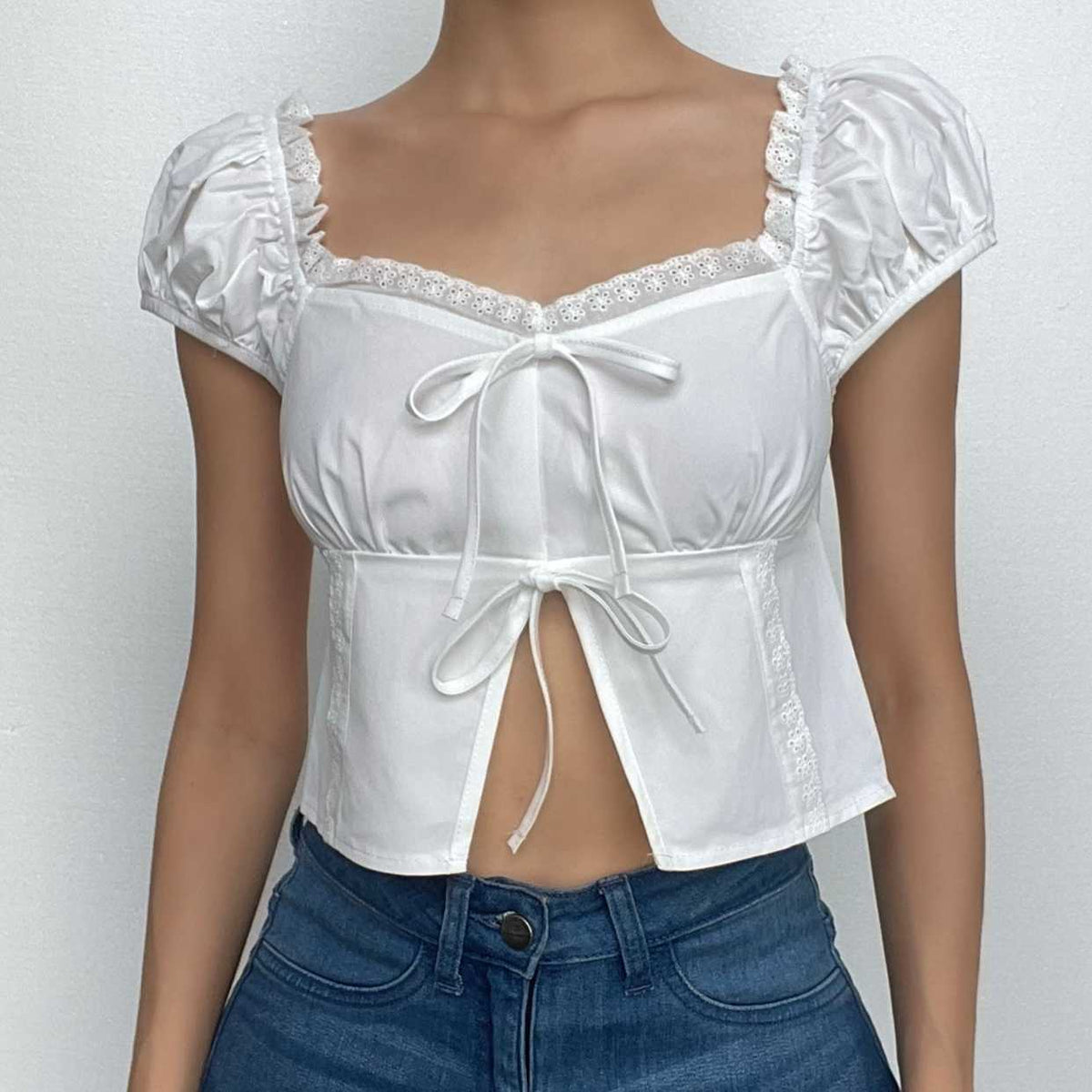 Gesmoktes, rückenfreies Crop-Top mit Puffärmeln, Rüschen und Schlitz