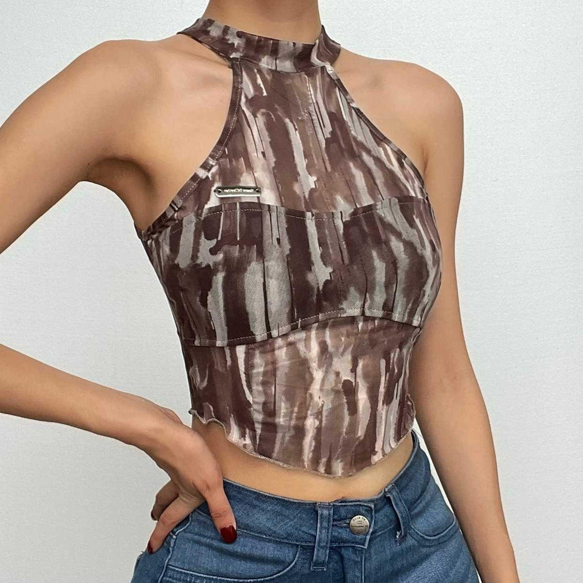 Ärmelloses Crop-Top aus kontrastierendem Netzstoff mit Batikmuster und Metalletikett 