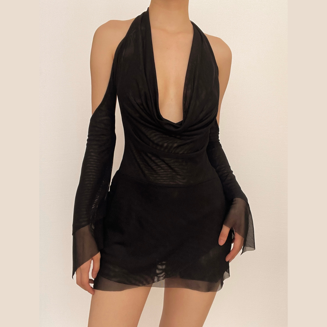 Vestido mini con cuello halter, espalda descubierta, de malla transparente y hombros descubiertos 