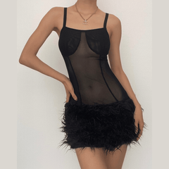 Minivestido de malla transparente con plumas, sin mangas y sin espalda 