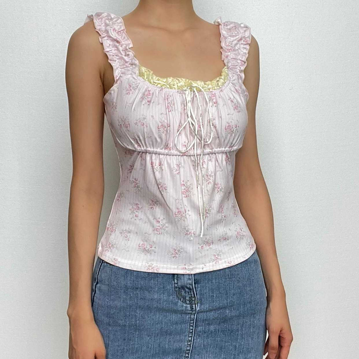 Top fruncido con dobladillo de encaje sin mangas y estampado floral en contraste 