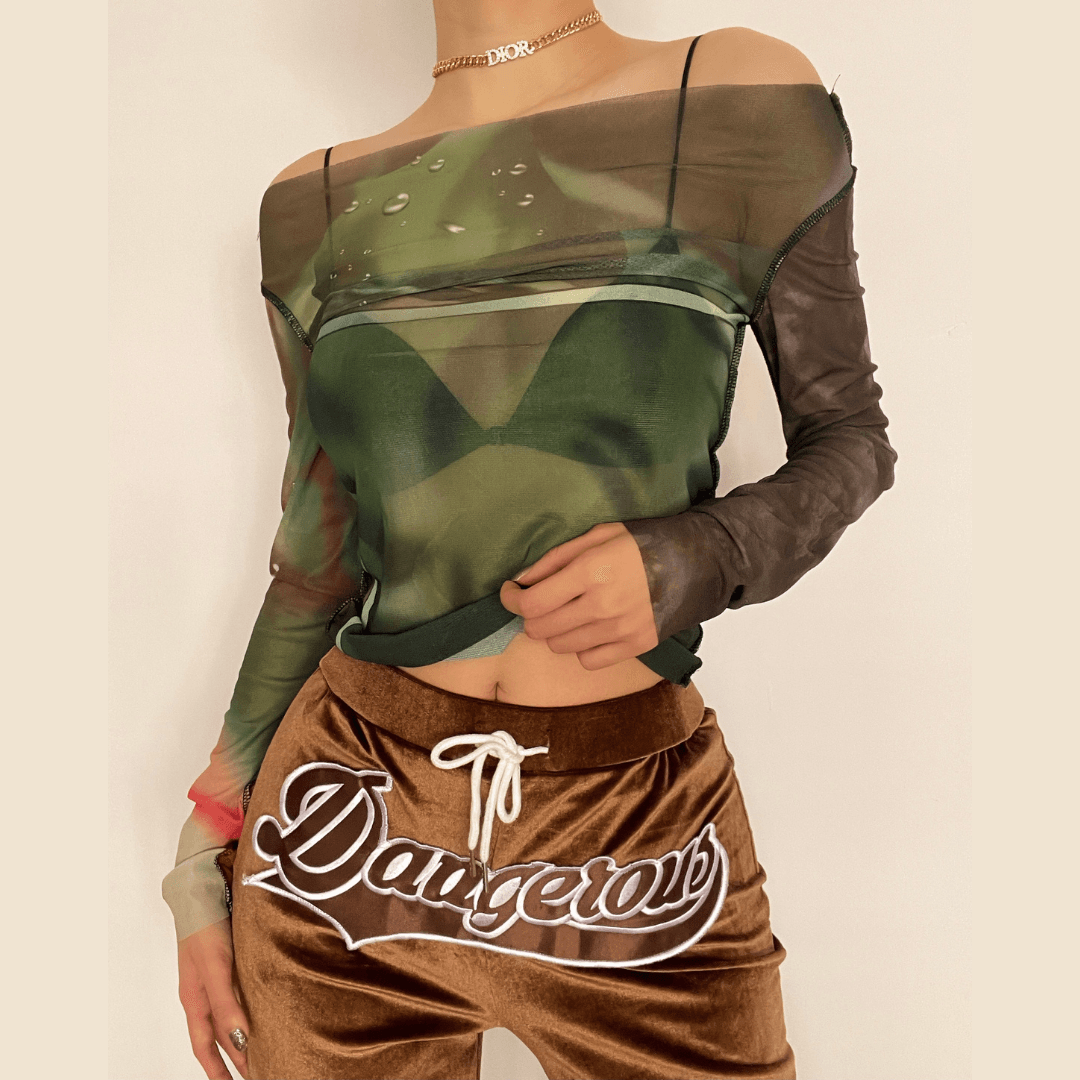 Top de malla transparente con hombros descubiertos y manga larga con estampado transparente 