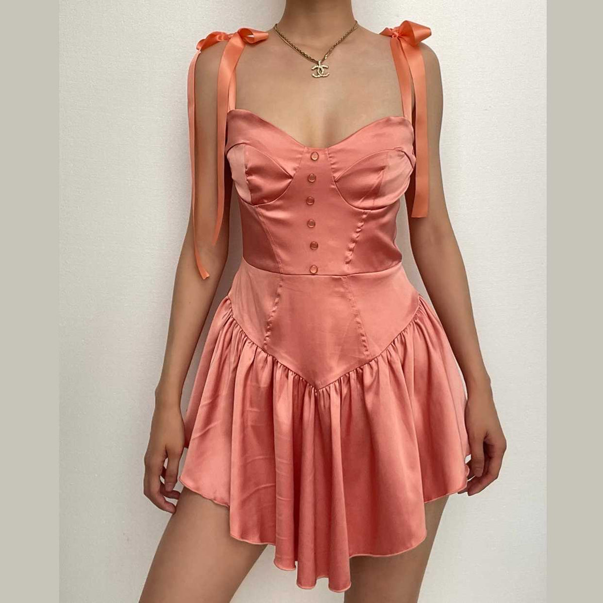 Vestido mini fruncido con botones, cremallera y cuello en forma de corazón liso con lazo 