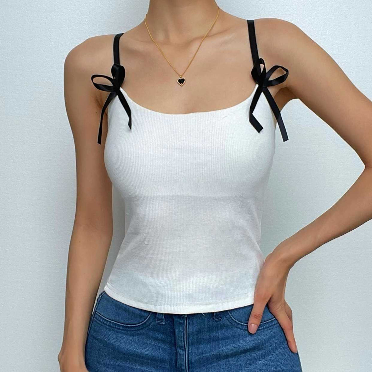 Geripptes Camisole-Oberteil mit kontrastierendem U-Ausschnitt und Schleife