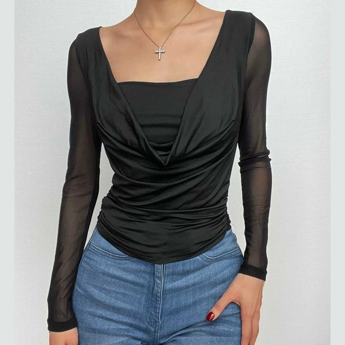 Top de malla lisa con cuello cuadrado y mangas largas fruncidas