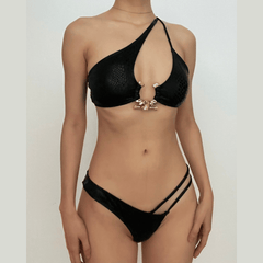 Traje de baño bikini con relleno de anillo de metal en un solo hombro 