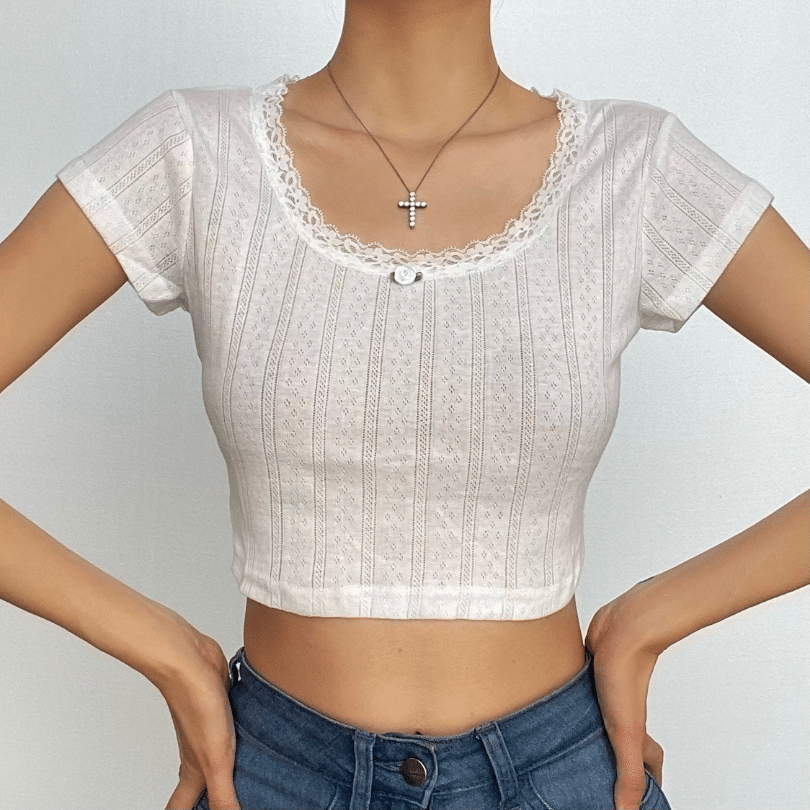 Strukturiertes, kurzärmliges Crop-Top mit Spitzensaum 