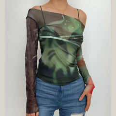 Top de malla transparente con hombros descubiertos y manga larga con estampado transparente 