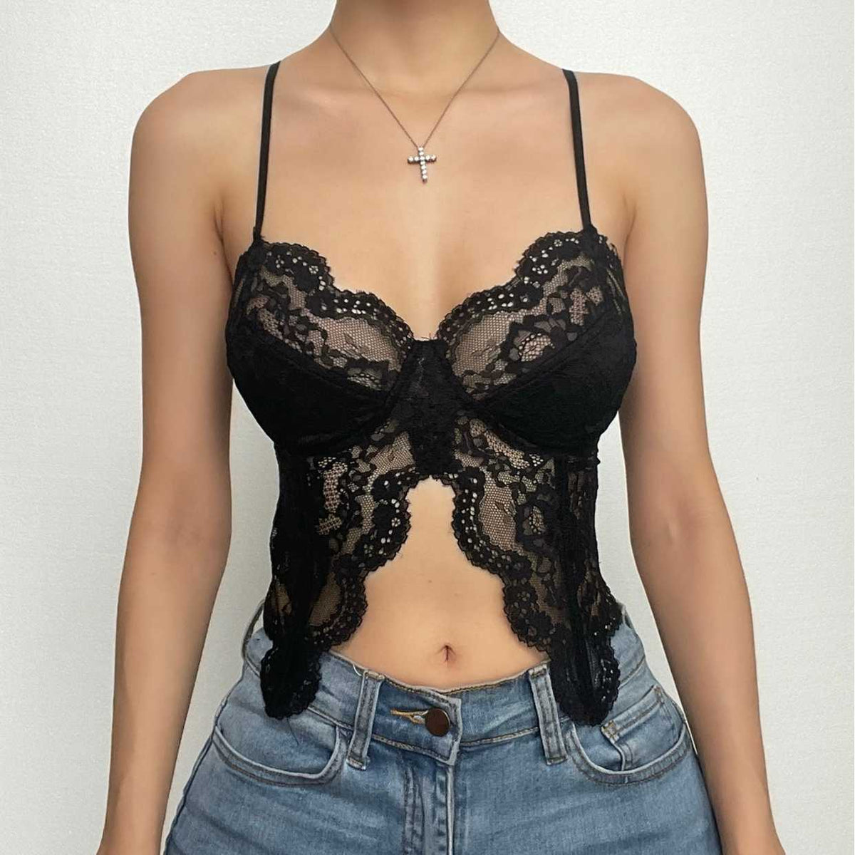 Rückenfreies Camisole-Crop-Top mit Spitzenschlitz und V-Ausschnitt 