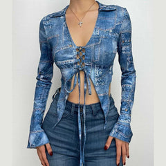 Langärmliges Crop-Top mit Umschlagkragen und Schnürung aus Denim-Print