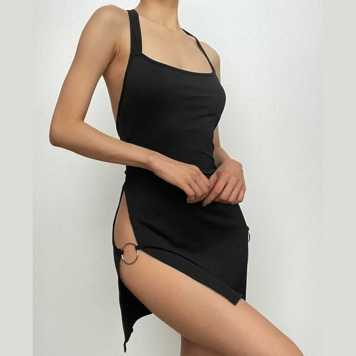 Minivestido liso sin espalda con abertura en el cuello y aro en forma de O 