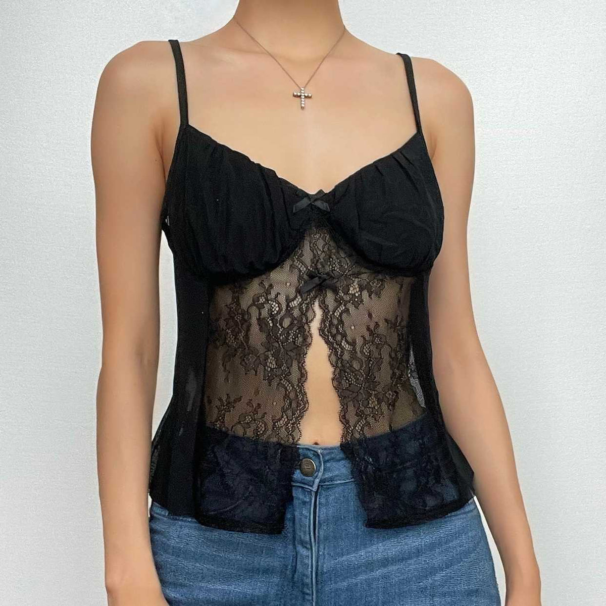 Crop Top mit gerüschtem V-Ausschnitt und Schlitz im Patchwork-Spitzenmuster 