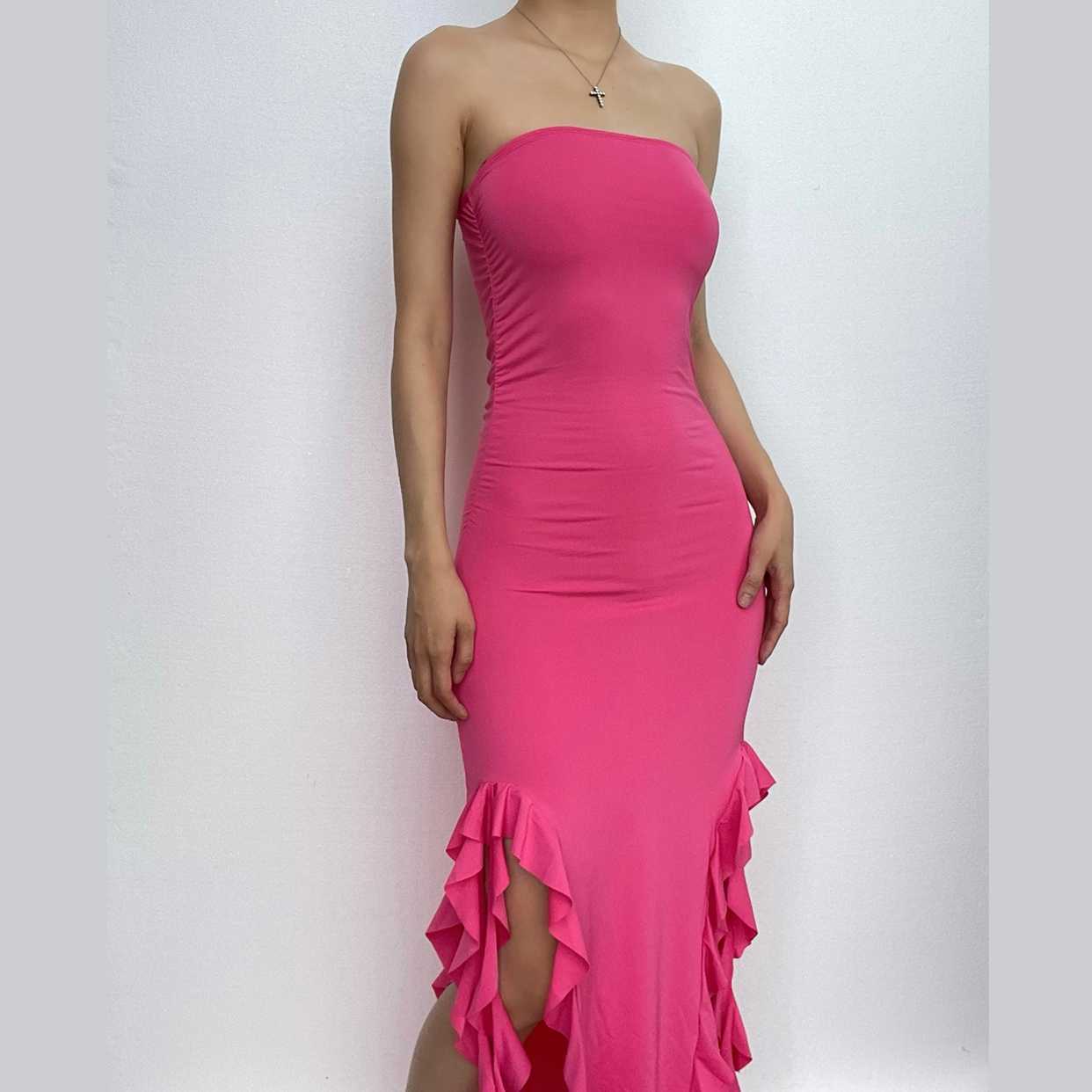 Vestido midi de tubo con espalda descubierta, lazo y volantes irregulares con aberturas lisas