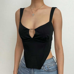 Ärmelloses, rückenfreies Crop-Top mit einfarbigem Metalletikett und eingekerbtem Ausschnitt