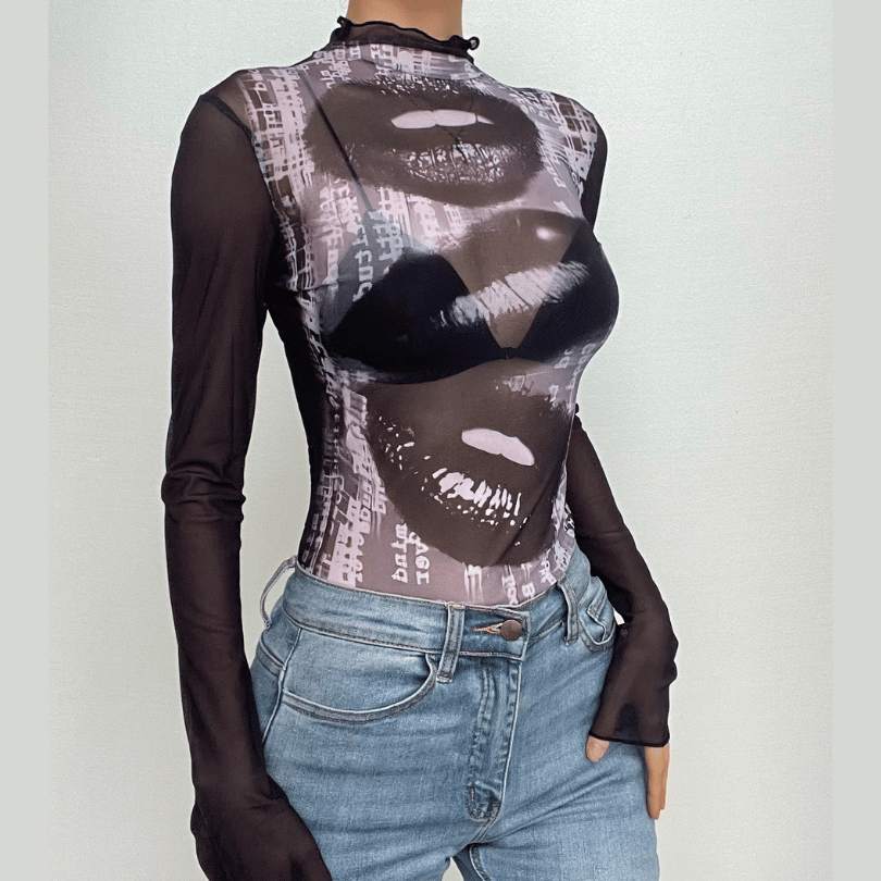 Body de cuello alto con volantes y malla transparente con estampado de labios 