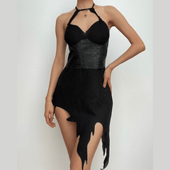 Minivestido con cuello halter en V irregular de cuero sintético con parches texturizados