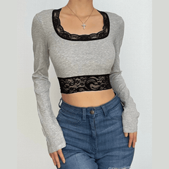 Langärmliges Crop-Top mit quadratischem Ausschnitt, Spitzenrüschen und Patchwork-Rippung in Kontrastfarbe