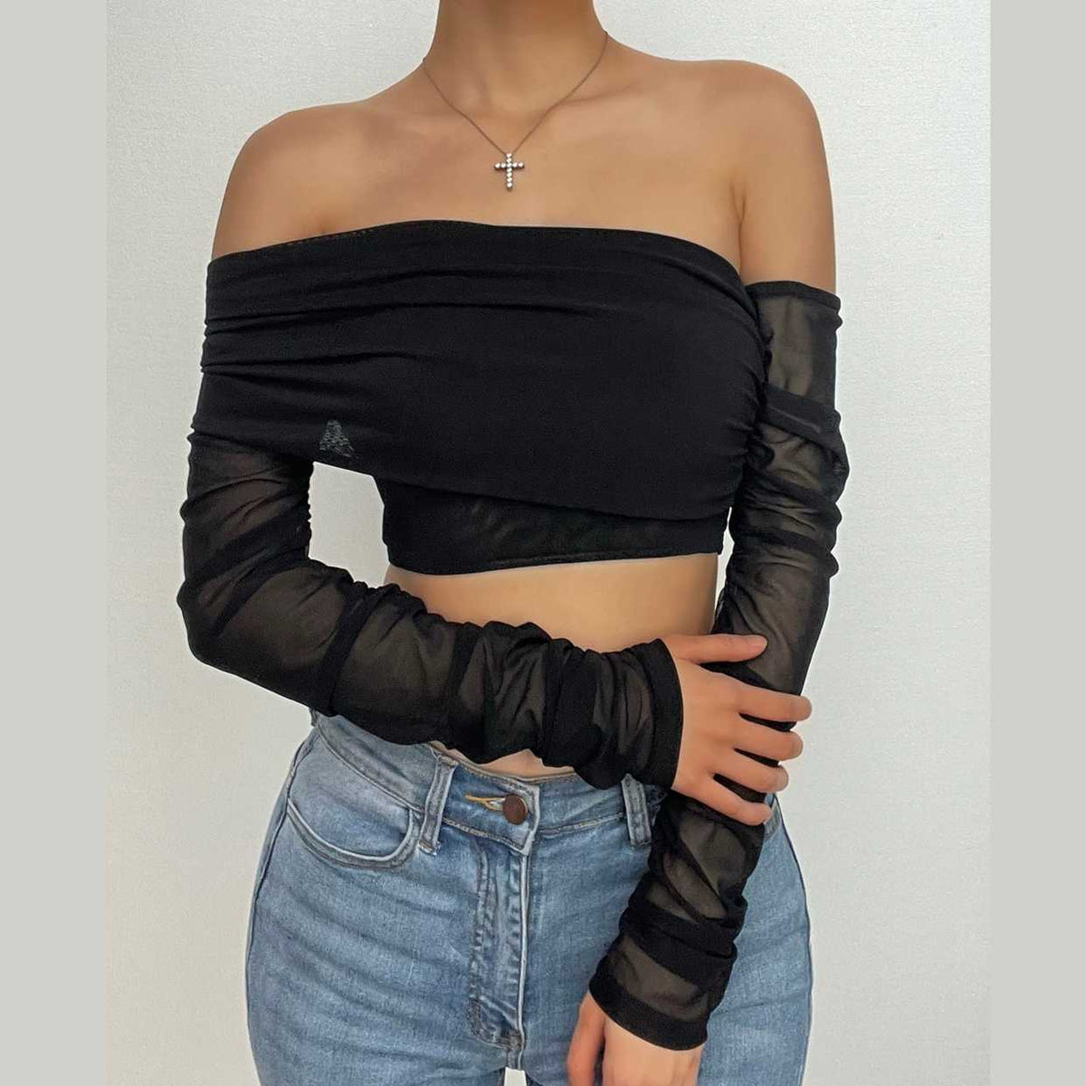 Langärmliges, schulterfreies, unregelmäßiges Crop-Top aus festem Netzstoff