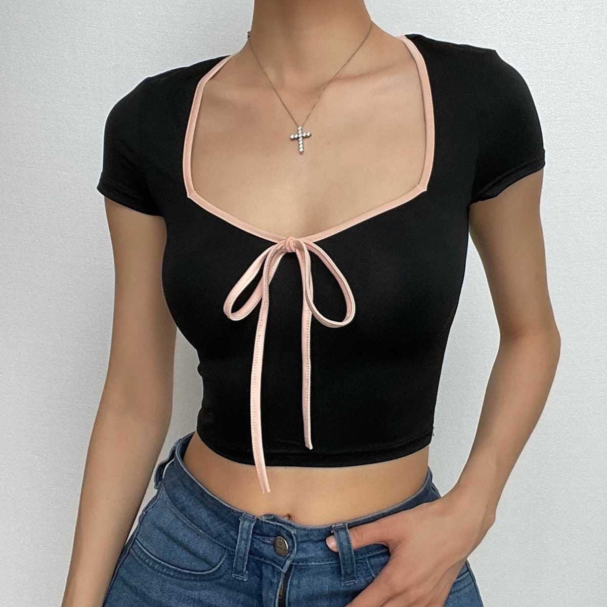 Crop-Top mit kontrastierendem V-Ausschnitt und kurzen Ärmeln zum Binden