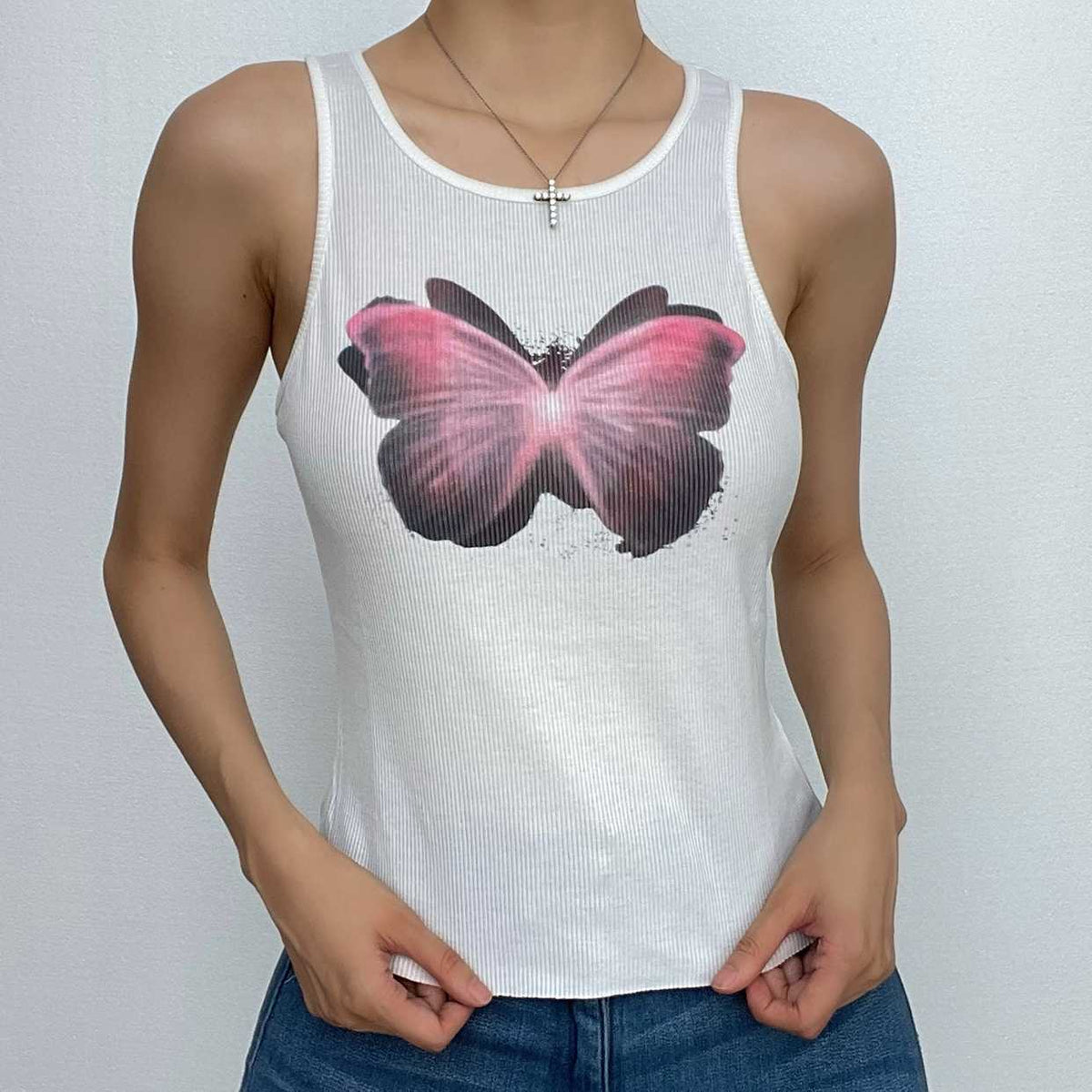 Top de cuello redondo en contraste, sin mangas y acanalado con estampado de mariposas