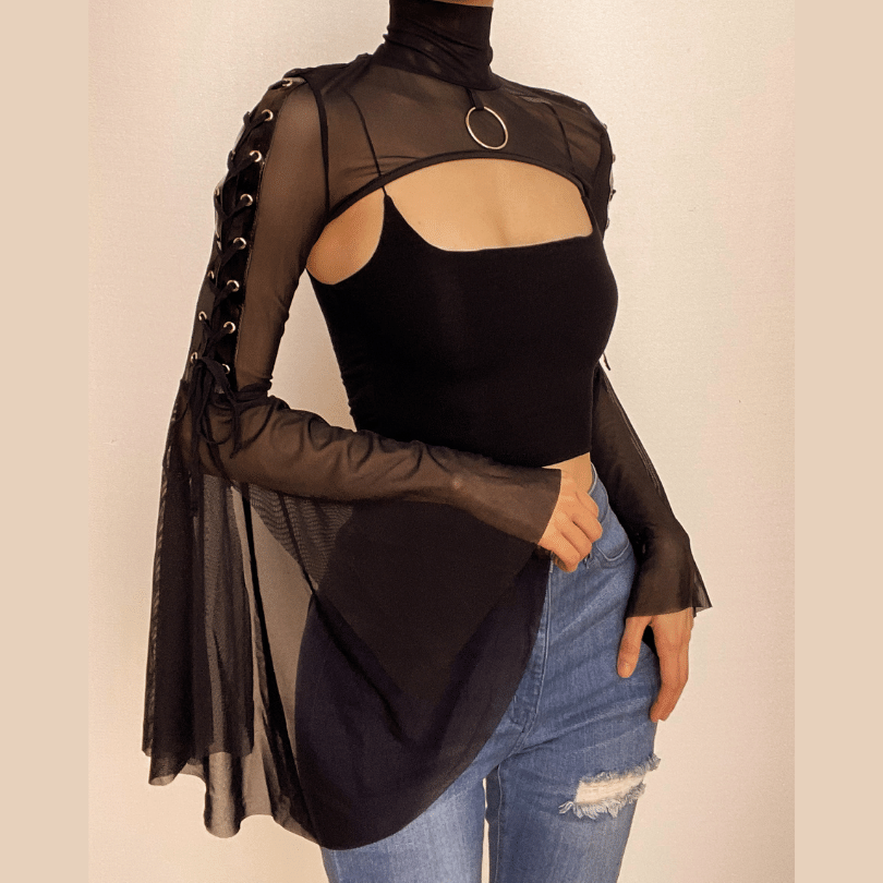 Top de cuello alto con mangas acampanadas, malla transparente y cordones 