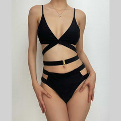 Traje de baño de bikini estilo halter con aros en forma de O y abertura en la parte delantera cruzada 