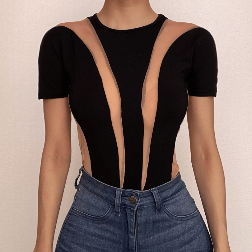 Kurzärmliger Bodysuit mit Netz-Patchwork und Kontrast