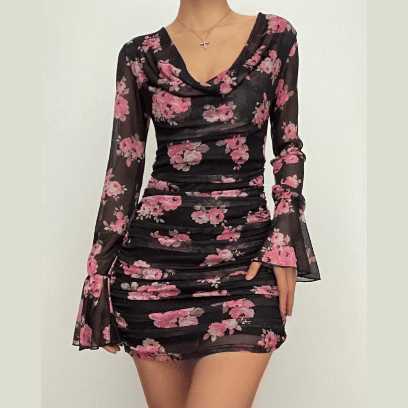 Vestido mini de malla transparente con estampado floral, volantes, cuello vuelto y mangas largas acampanadas 