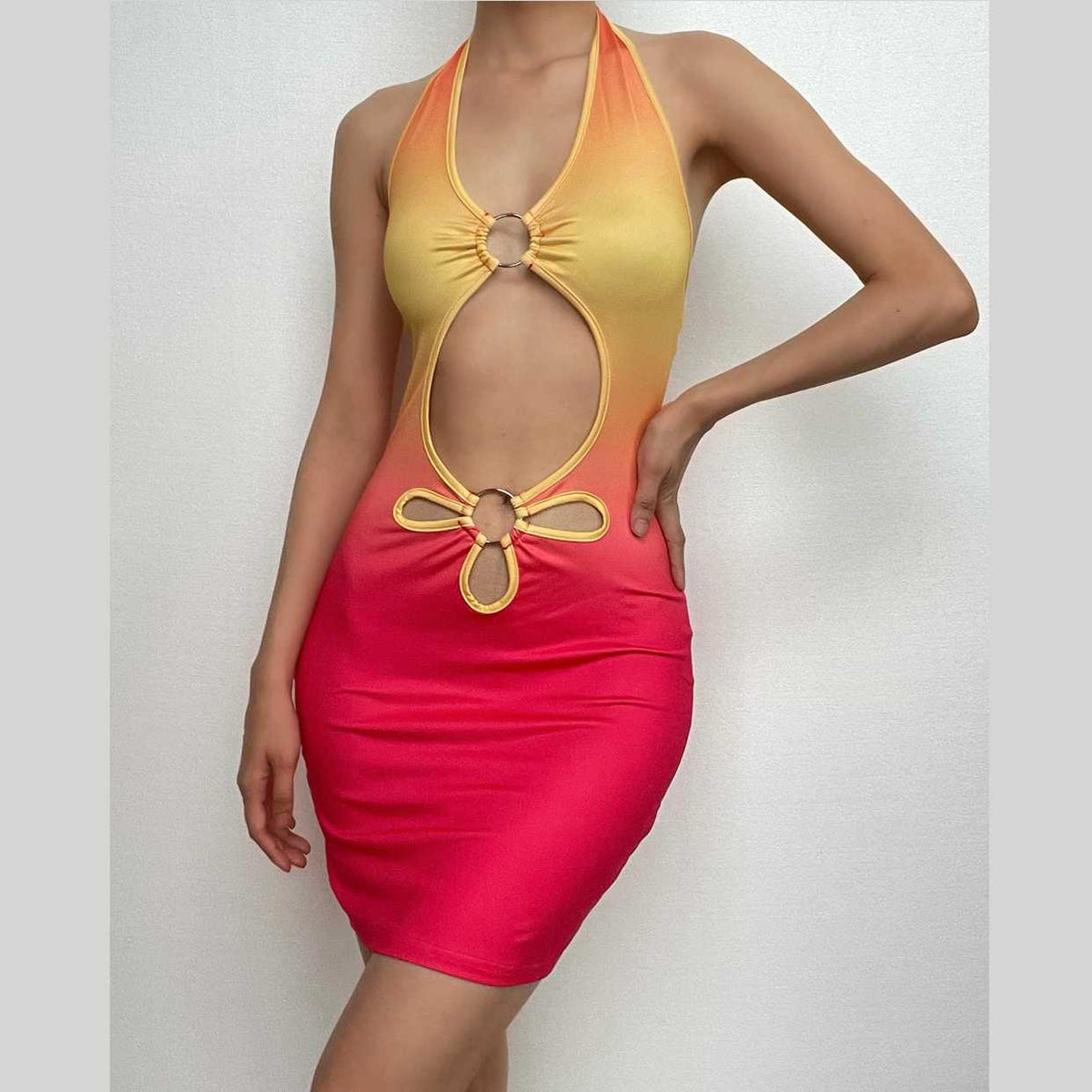 Minivestido con escote halter, espalda descubierta, con aros en forma de O y degradado, con agujeros y lazo 