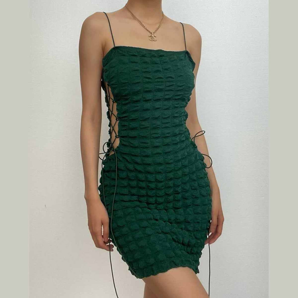 Rückenfreies Minikleid mit Spaghettiträgern und Schnürung in Waffeloptik