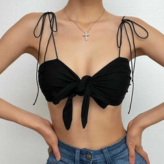 Rückenfreies Crop-Top mit geknoteten, ausgehöhlten Spaghettiträgern und selbst zu bindendem Saum 