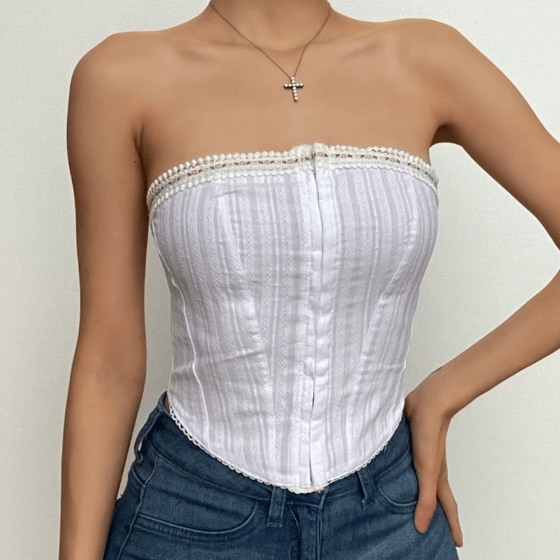 Top tipo bustier de tubo con dobladillo de encaje texturizado y botones 