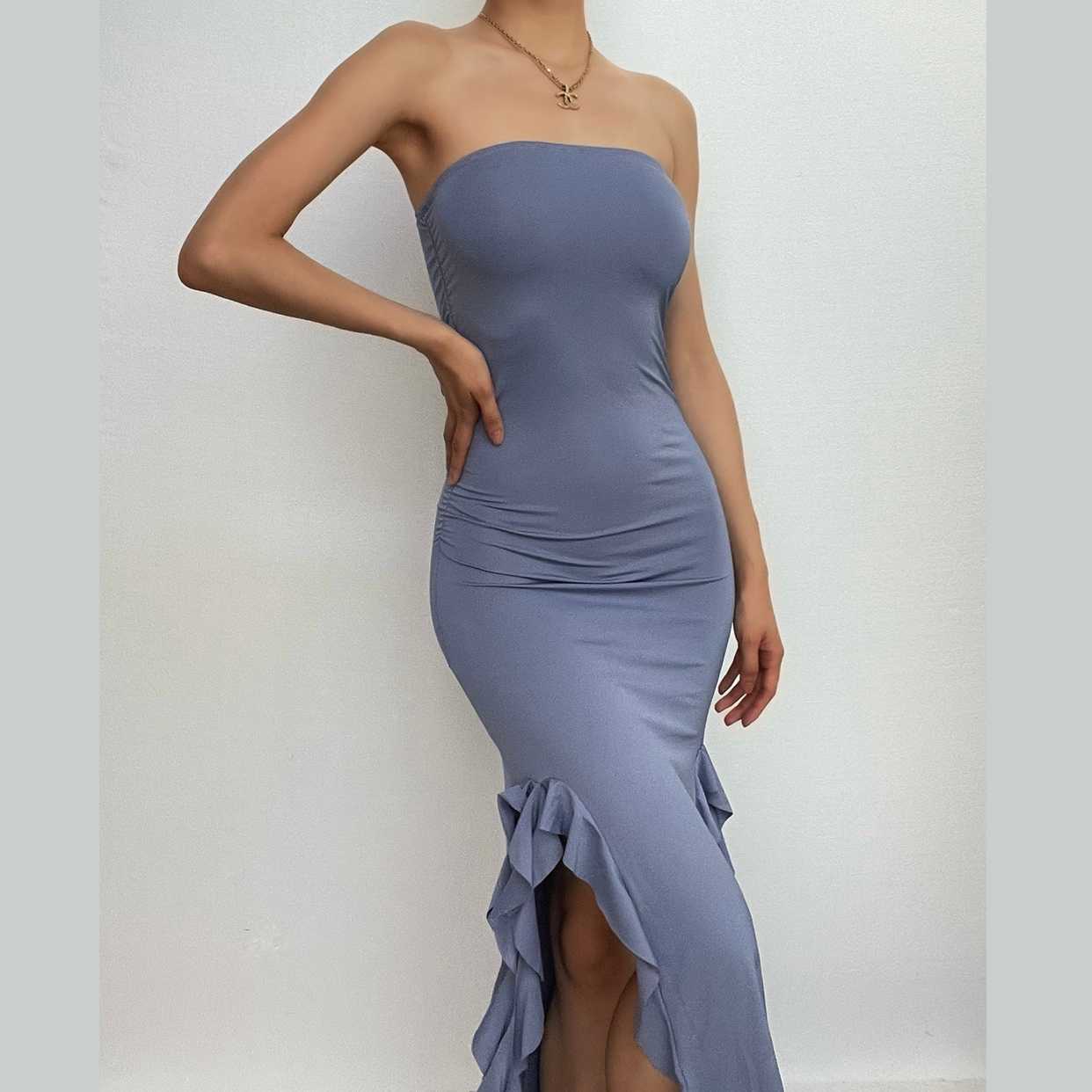 Vestido midi de tubo con espalda descubierta, lazo y volantes irregulares con aberturas lisas