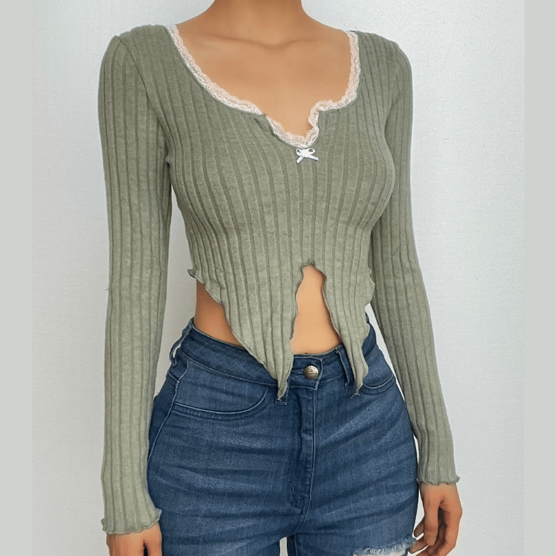 Crop-Top mit langen Ärmeln, kontrastierendem Spitzensaum und Schlitz am Ausschnitt 