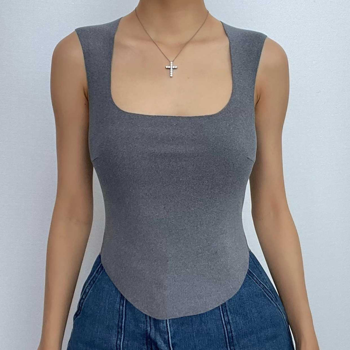 Top corto liso con cuello cuadrado y mangas cortas