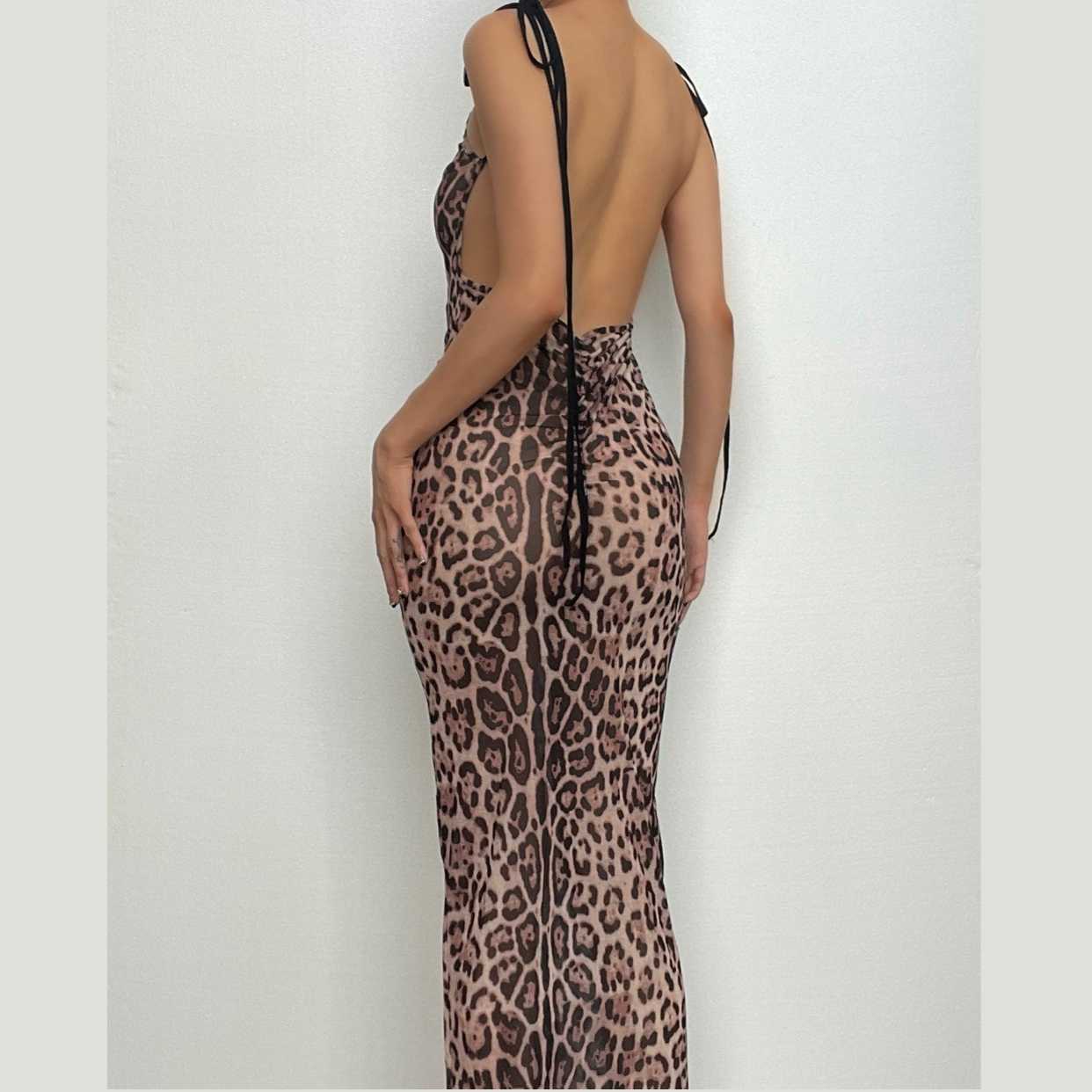 PRE-ORDEN - Vestido largo fruncido con lazo y espalda descubierta con estampado de leopardo de malla 