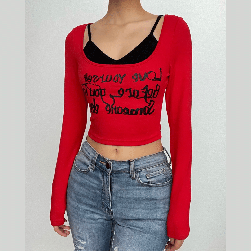 Zweiteiliges Crop-Top mit langen Ärmeln und Buchstabenmuster in Kontrastfarbe 