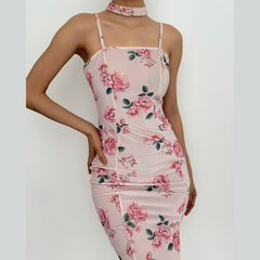 Vestido midi de terciopelo con cuello halter, cordones y espalda descubierta con abertura y estampado de rosas 