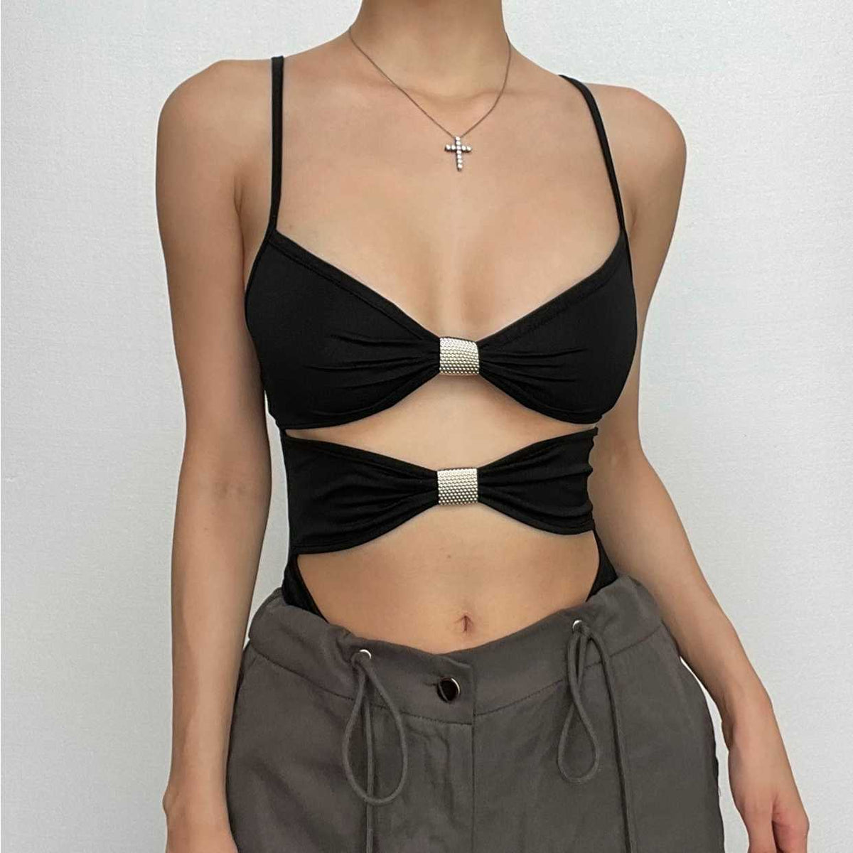 Einfarbiger, rückenfreier Camisole-Bodysuit mit Knopfleiste und Aussparung