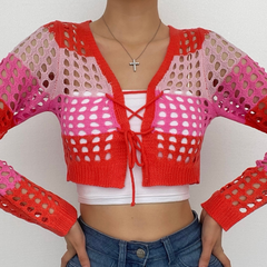 Top corto de crochet con encaje, manga larga y aberturas en contraste 