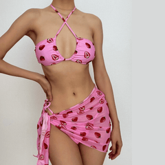 Traje de baño de 3 piezas con minifalda de malla con cuello halter y lazo anudado con estampado de fresa