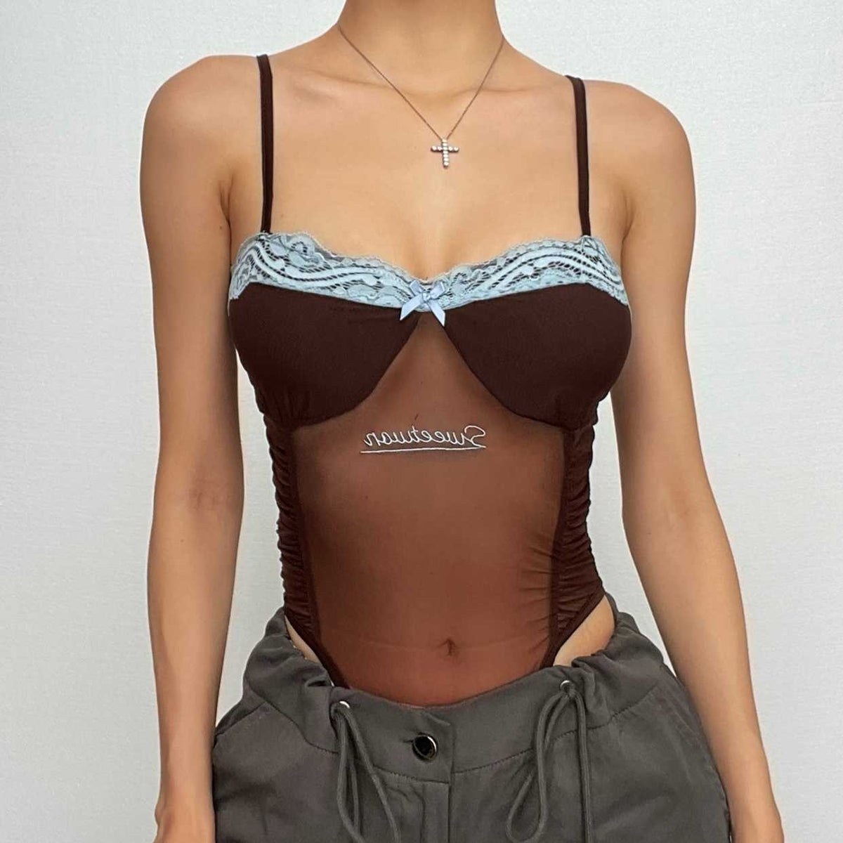 Camisole-Bodysuit aus Netzstoff mit Spitzensaum und Stickerei in Kontrastfarbe