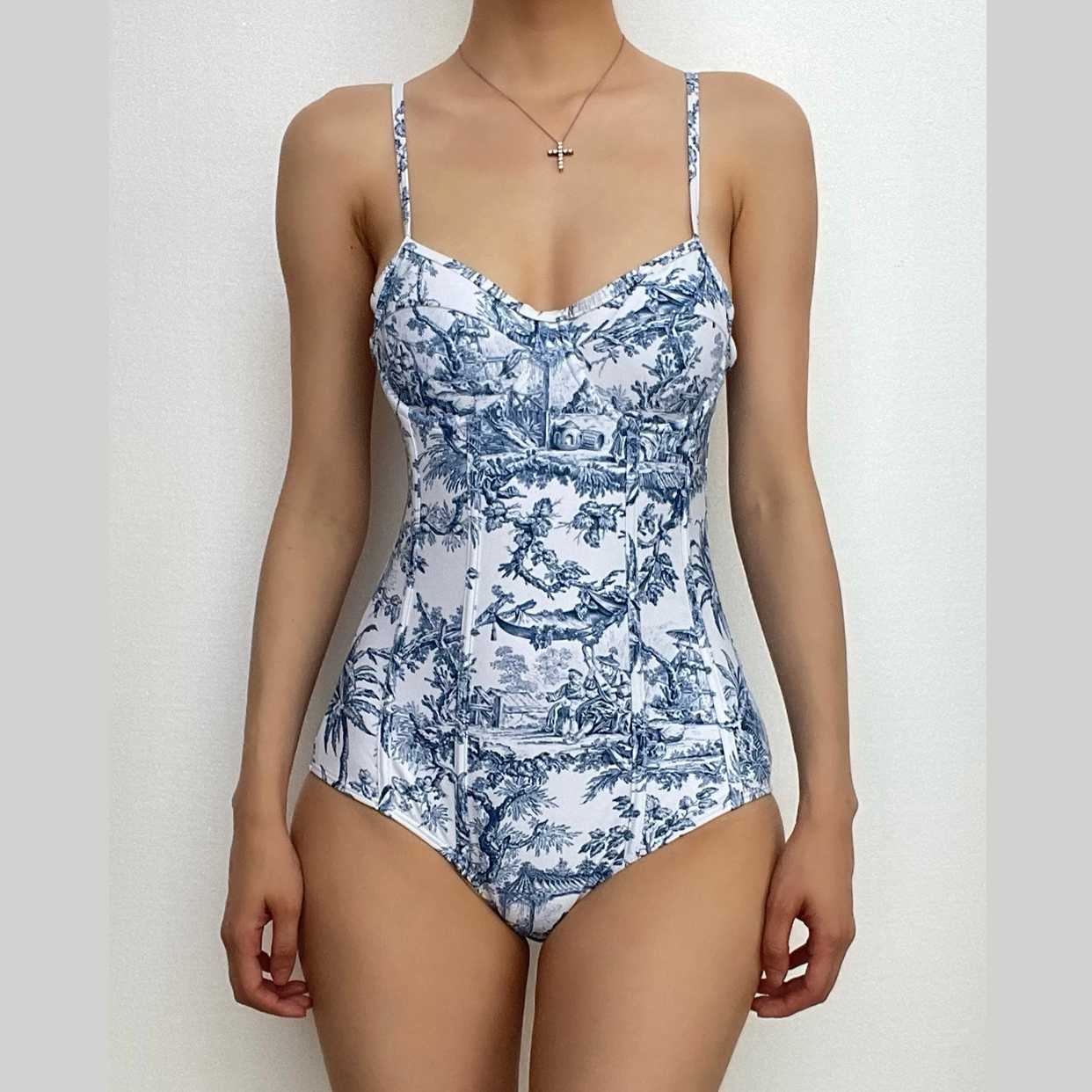 Rückenfreies Camisole mit V-Ausschnitt und Kontrastdruck, einteiliger Badeanzug mit Strandrock 