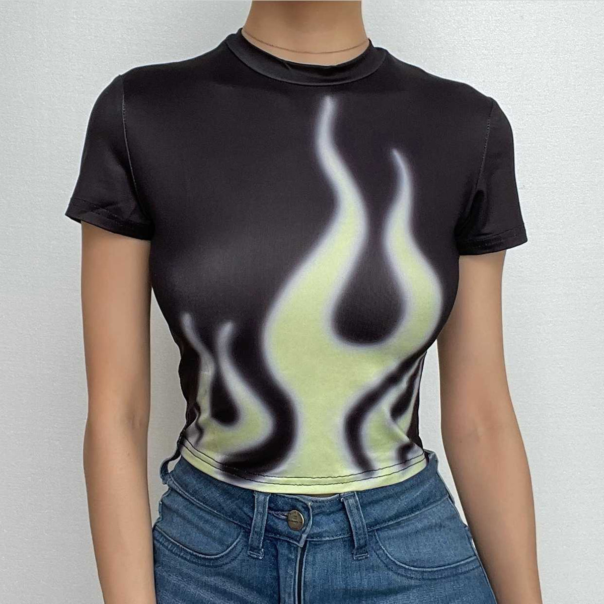 Crop-Top mit Rundhalsausschnitt und kurzen Ärmeln und Flammenmuster in Kontrastfarbe