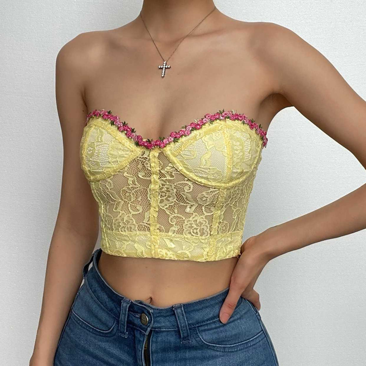 Rückenfreies, tief ausgeschnittenes Crop-Top mit Spitzen-Blumenstickerei und Kontrast-Bustier 