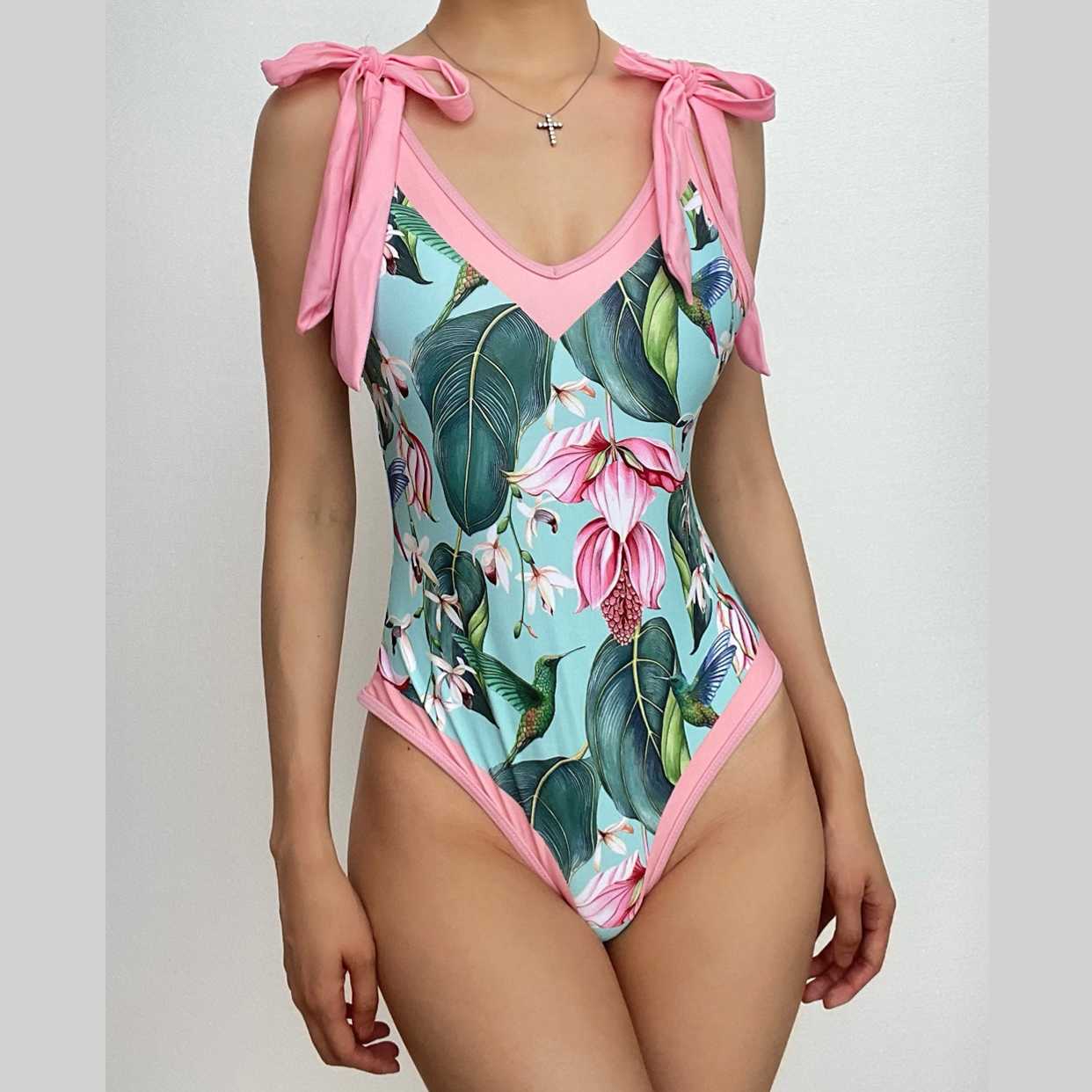 Traje de baño de una pieza con cuello en V en contraste y lazo, con falda de playa 