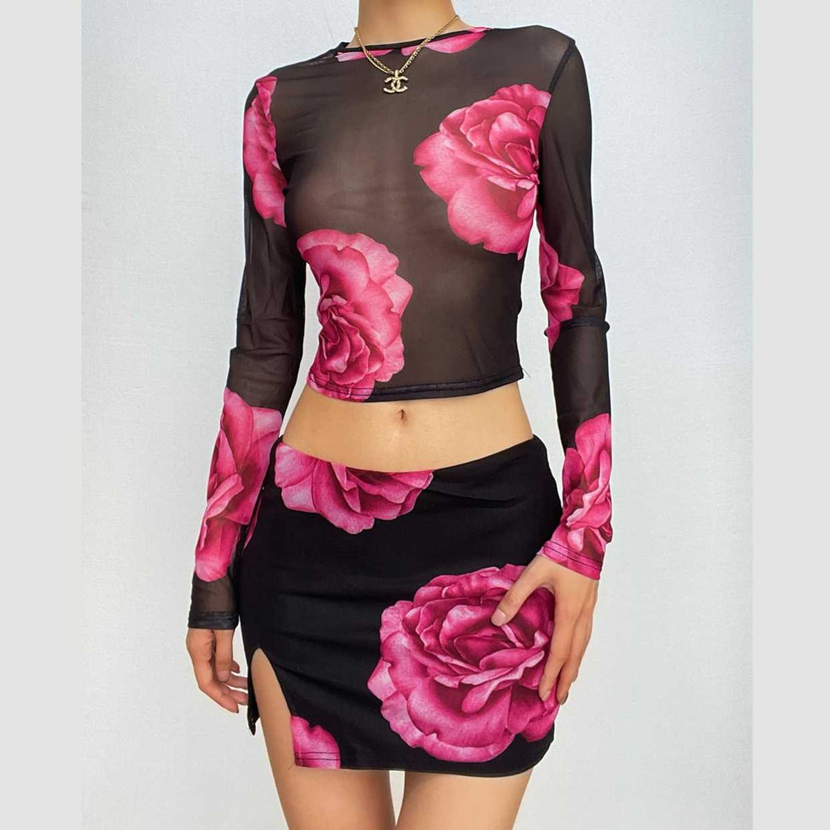 Conjunto de minifalda con abertura y manga larga con estampado floral de malla transparente