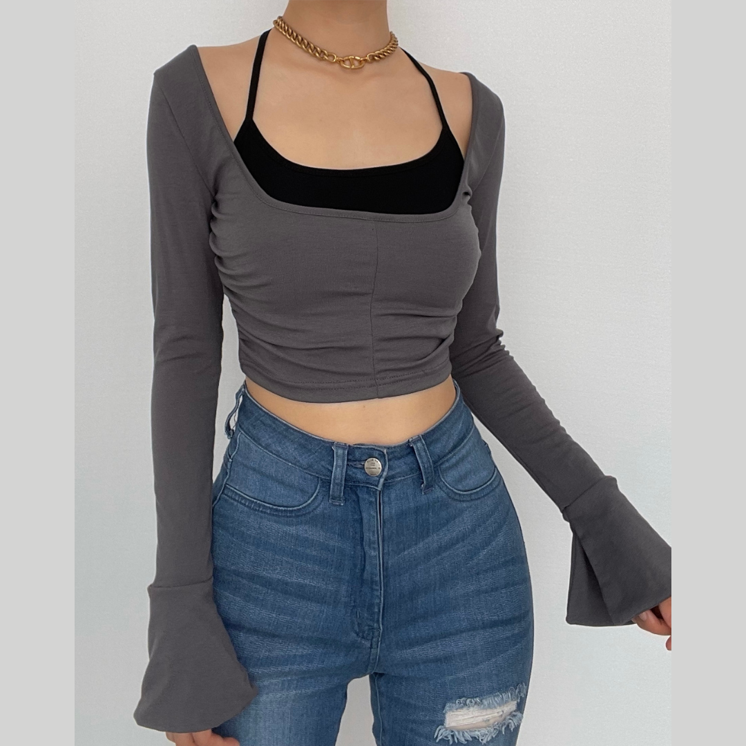 Zweiteiliges Crop-Top mit Schlitz, ausgestellten Ärmeln und Rüschen 